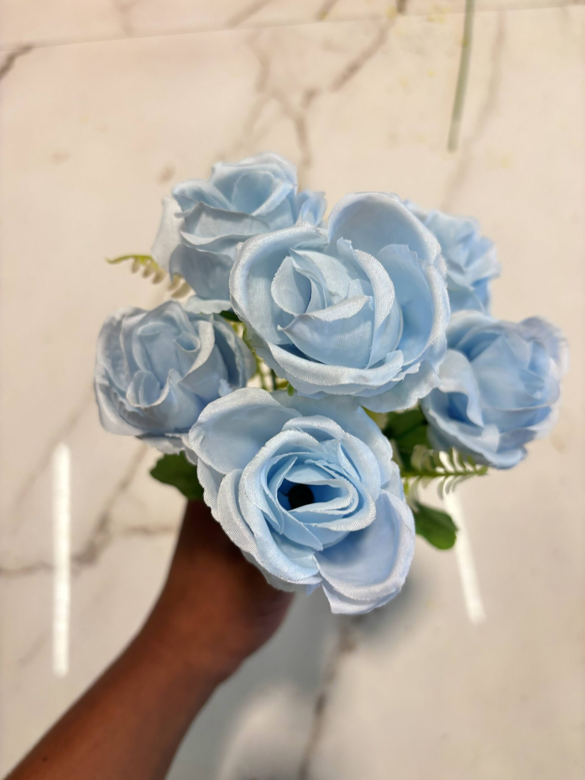 Biru.
